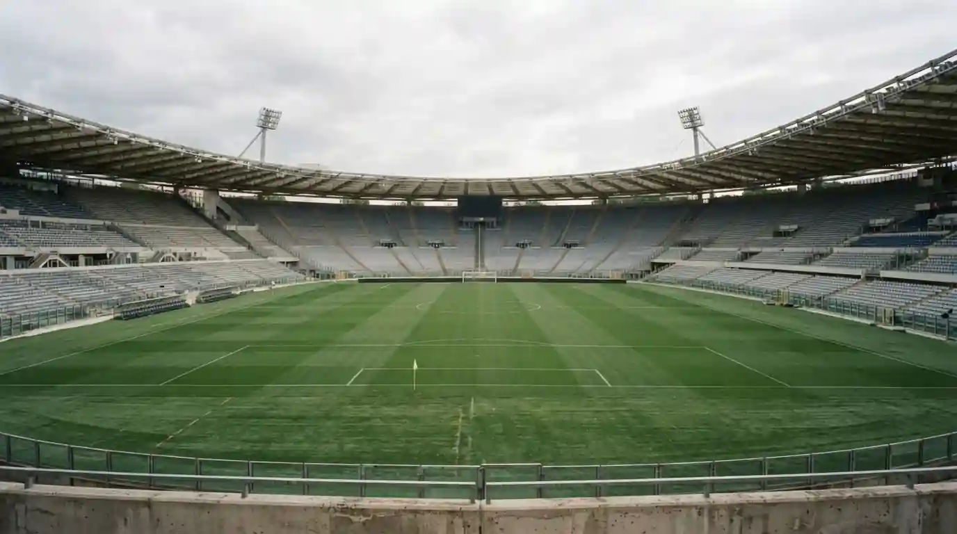 Fußballstadion der Serie A mit Blick auf den Rasen und leere Tribünen bei Tageslicht