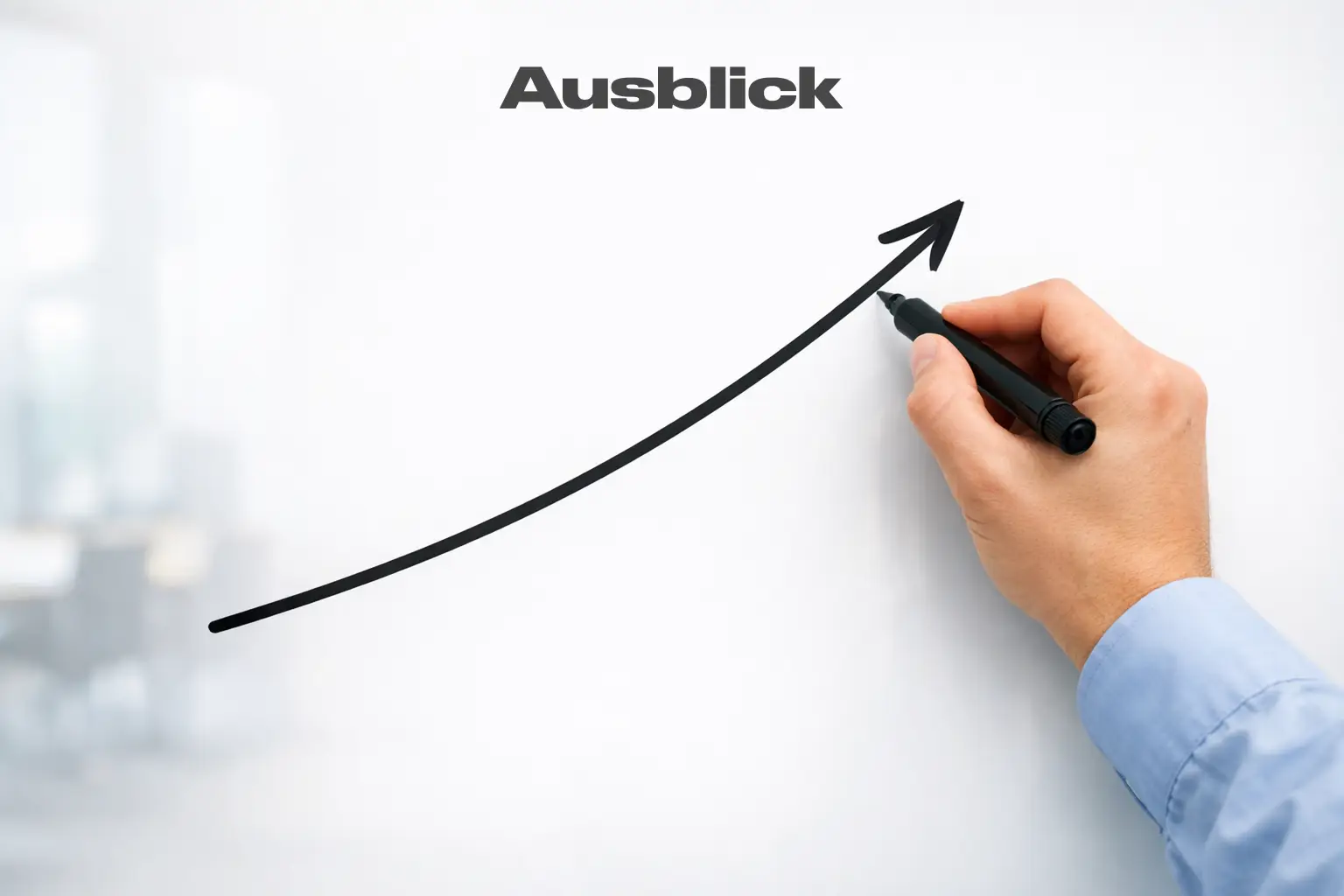 Hand zeichnet einen aufsteigenden Trendpfeil auf ein Whiteboard