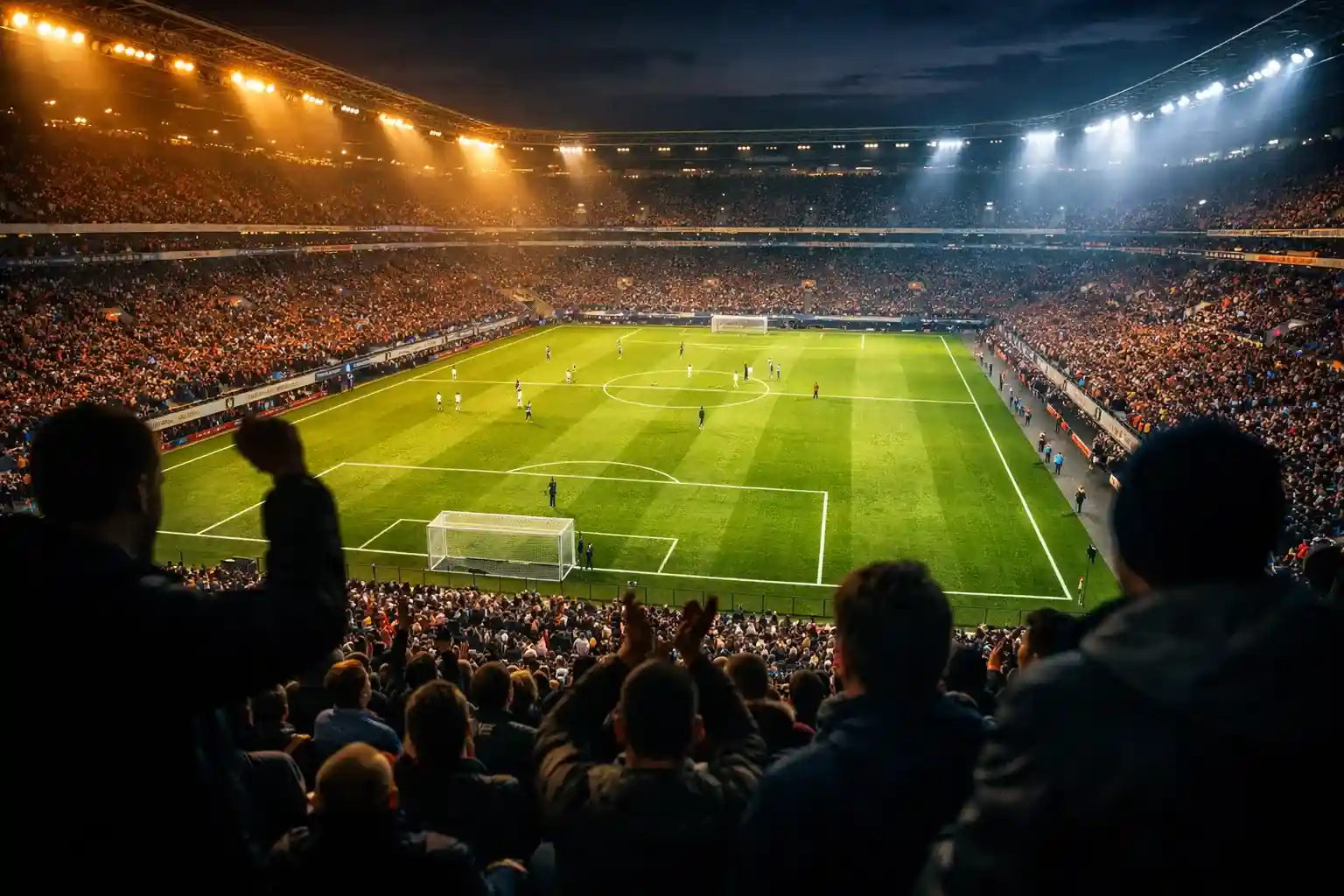 Fans verfolgen ein Fußballspiel im Stadion bei Abendbeleuchtung