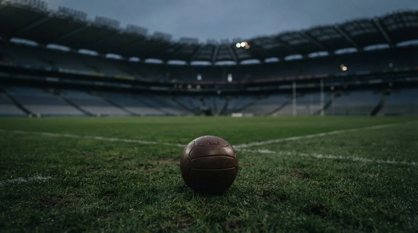 Fußball auf dem Stadionrasen vor leerer Tribüne im Abendlicht vor einem Turnier
