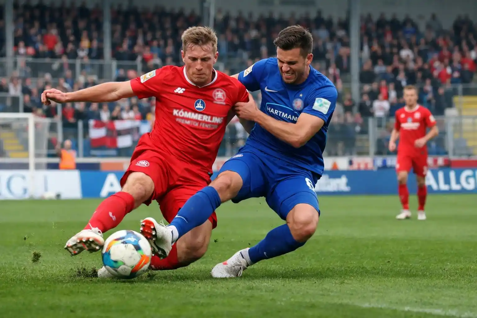Spielszene aus der 2. Bundesliga mit zwei Spielern im Zweikampf auf dem Rasen